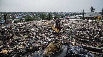 O lixo eletrônico complica o descarte do lixo na África, que não está equipada para lidar com o problema. Foto: Jacques Nkinzingabo / The New York Times