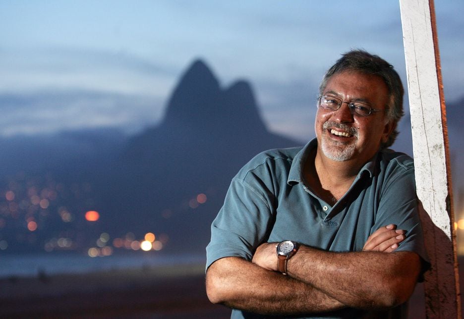 O escritor português Francisco José Viegas na praia de Ipanema, no Rio, durante entrevista ao 'Estadão', em 2007