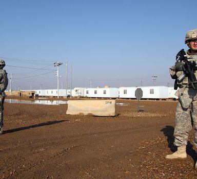 Soldados caminham na base Camp Taji, em Al Taji, no Iraque, em foto de 2014