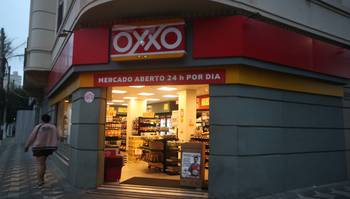 Quem está por trás da Oxxo, rede de mercadinhos que se tornou onipresente em São Paulo