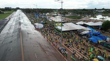 Concentração de manifestantes extremistas no acampamento em frente ao QG do Exército, em Brasília, por volta das 18 horas do dia 7 de janeiro de 2023. Foto: Reprodução/Polícia Militar