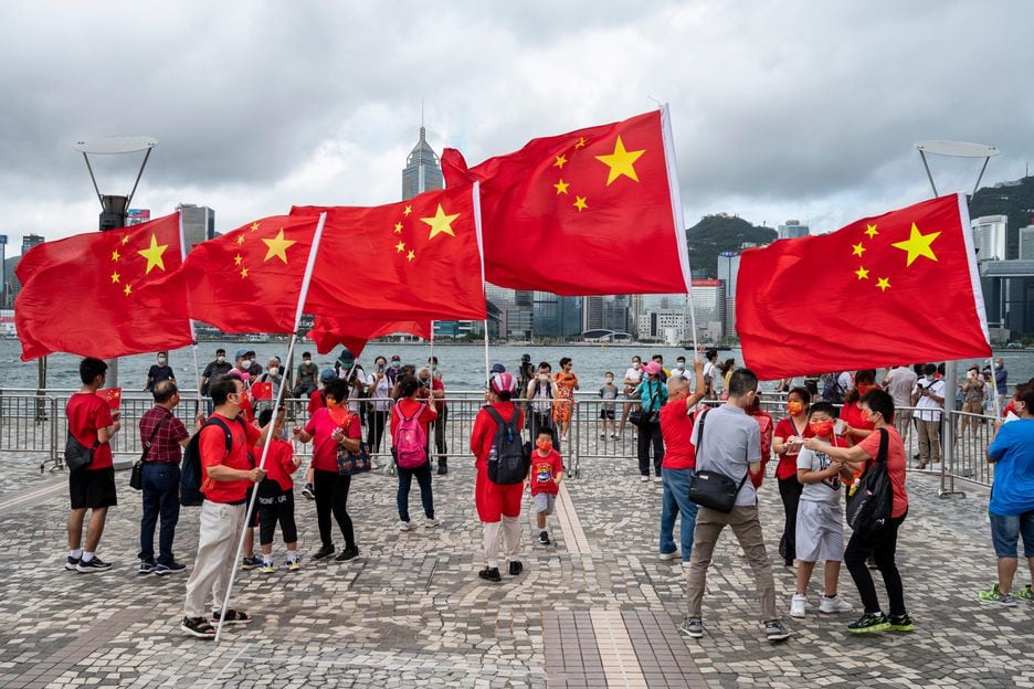 Apoiadores do Partido Comunista Chinês em Hong Kong comemoram 25 anos da entrega do domínio da ilha do Reino Unido para a China.