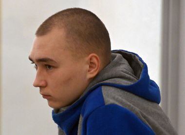 O militar russo Vadim Shishimarin ouve ao veredicto de seu julgamento em tribunal de Kiev.