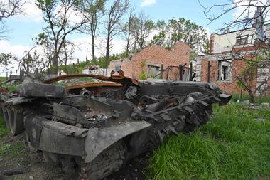 Imagem mostra tanque russo destruído no vilarejo de Mala Rogan, próximo a Kharkiv, nesta quarta-feira, 18; forças russas sofrem baixas com contra-ataque ucraniano