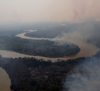 Imagem aérea mostra queimadas no Pantanal em 2020; para brasileiros, problema cresceu no Brasil nos últimos dois anos e prejudica a imagem do País no exterior