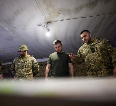 Zaporizhia (Ukraine), 05/06/2022.- A handout picture made available by the presidential press service shows Ukrainian President Volodymyr Zelensky (C-R) speaking with servicemen during his visit to a frontline in the Zaporizhia area, Ukraine, 05 June 2022. Zelensky got himself updated on the operational situation at the line of defense amid the Russian invasion. Russian troops had invaded Ukraine on 24 February, starting a conflict that provoked fighting, destruction and a humanitarian crisis since. (Rusia, Ucrania) EFE/EPA/PRESIDENTIAL PRESS SERVICE HANDOUT HANDOUT HANDOUT EDITORIAL USE ONLY/NO SALES
