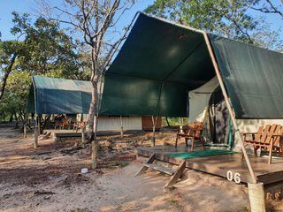 No acampamento, tendas têm camas e banheiros, mas nada de tomadas ou sinal de celular
