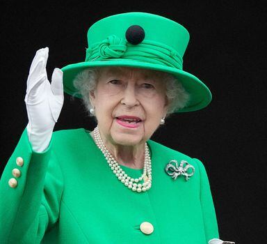 (FILES) In this file photo taken on June 5, 2022 Britain's Queen Elizabeth II waves to the crowd from Buckingham Palace balcony at the end of the Platinum Pageant in London as part of Queen Elizabeth II's platinum jubilee celebrations. - The doctors of Queen Elizabeth II, 96, are "concerned" about her health and "have recommended that she be placed under medical supervision" at her castle in Balmoral, Scotland, Buckingham Palace said on September 8, 2022. "Following a further assessment this morning, the Queen's doctors are concerned for Her Majesty's health and have recommended that she remains under medical supervision. The Queen continues to be comfortable and at Balmoral," the palace said in a brief statement. (Photo by Frank Augstein / POOL / AFP)