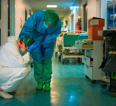 Enfermeira chora em hospital na Lombardia, uma das regiões mais afetadas pela epidemia de coronavírus na Itália.