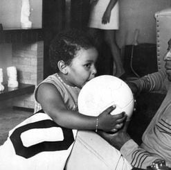 Pelé brinca com sua filha Kelly Cristina, em 1969