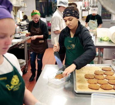 O Projeto Comunitário Ceres, na Califórnia, faz parte de uma abordagem que trata a 'alimentação como tratamento'para males que vão das diabetes ao câncer. Voluntários adolescentes preparam hambúrgueres de cogumelo