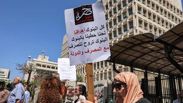 Demonstrators gather with signs during a protest by the Depositors Solidarity Union group protesting against the Lebanese Central Bank's monetary policies and the deteriorating economic situation, outside the bank's headquarters in Beirut on June 23, 2023. (Photo by JOSEPH EID / AFP). Foto: JOSEPH EID / AFP