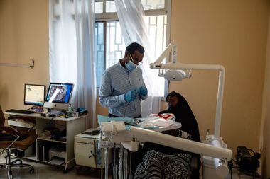Abdulkadir Abdirahman Adan atende paciente em sua clínica em Mogadíscio, capital da Somália