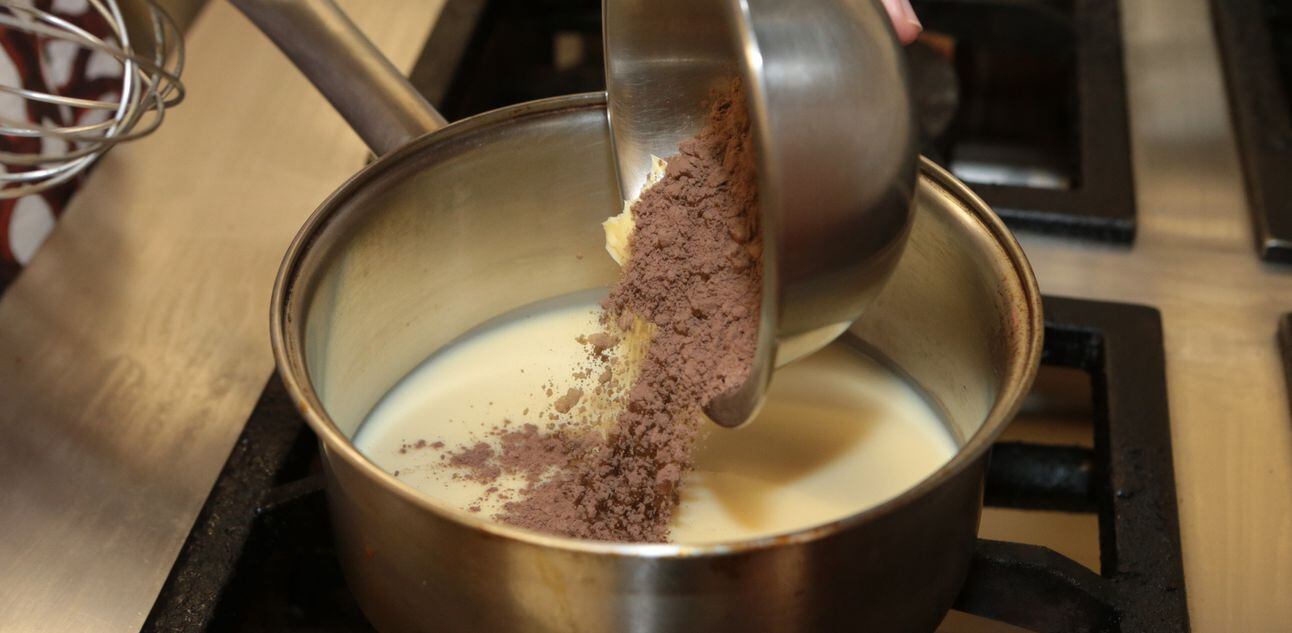 Panela sobre um fogão industrial com leite condensado e chocolate em pó. Foto: FELIPE RAU