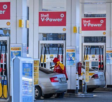 A photograph taken on March 9, 2022 shows a Shell petrol station in the town of Klimovsk outside Moscow. - Energy giant Shell said on March 8, 2022 it would withdraw from its involvement in Russian gas and oil, including an immediate stop to purchases of crude from the country. The company also said it would shut its service stations, aviation fuels and lubricants operations in Russia. (Photo by AFP)
