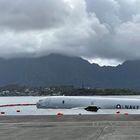 A Navy P-8A plane that overshot a runway at Marine Corps Base Hawaii and landed in shallow water offshore sits on a reef and sand in Kaneohe Bay, Hawaii, on Monday, Nov. 27, 2023. The U.S. Navy said Monday that it has removed nearly all of the fuel from the large plane that landed in an environmentally sensitive bay, but it doesn't have a timetable for when it will get the aircraft out of the water. (AP Photo/Audrey McAvoy). Foto: AP Photo/Audrey McAvoy