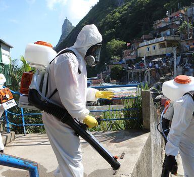 Grupo de moradores do Morro Santa Marta, em Botafogo, zona sul do Rio, faz a higienizaçãoda comunidade.