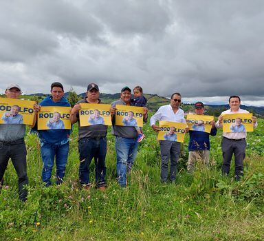 Grupo de grandes produtores faz campanha para Hernández em frente a uma plantação de batata
