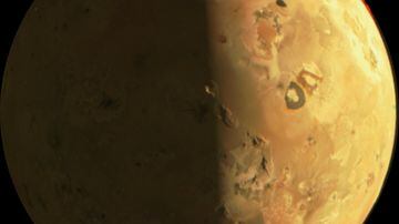 Imagem próxima de Io, uma das luas de Júpiter, capturada pela câmera da espaçonave Juno em fevereiro de 2024. A nave espacial Juno, que chegou ao gigante gasoso em 2016, está em uma missão de exploração dos anéis e luas de Júpiter. Foto: Divulgação/NASA