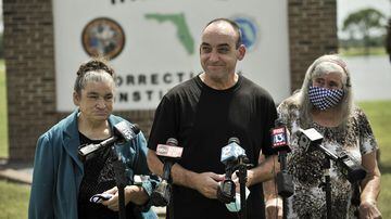 Nesta foto de arquivo de 27 de agosto de 2020, o ex-detento Robert DuBoise, 56 anos, encontra repórteres com sua irmã Harriet, à esquerda, e sua mãe Myra, à direita, após sua libertação no Instituto Correcional do Condado de Hardee, no Condado de Hardee, Flórida 




