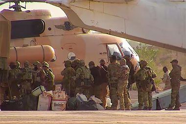 Mercenários russos embarcam em helicóptero pertencente as forças militares de Mali. Homens seriam responsáveis por massacres em regiões dominadas por rebeldes