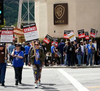 Membros do Sindicato dos Roteiristas fazem piquete em frente à Warner Bros.