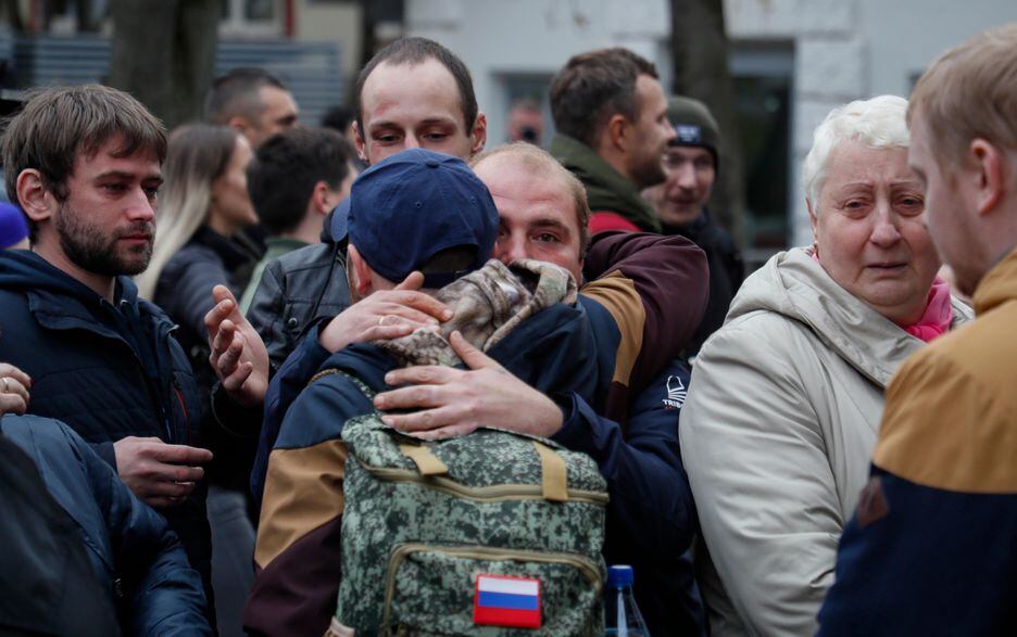 Reservistas russos convocados para a guerra se despedem de familiares em São Petersburgo.