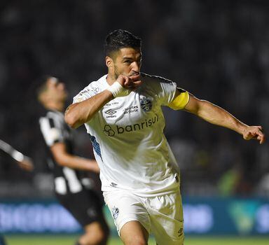 Suárez comemora um de seus três gols sobre o Botafogo