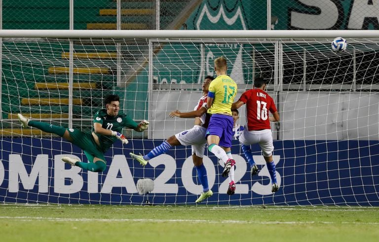 Ronald garantiu a virada brasileira com um gol de cabeça sobre o Paraguai.