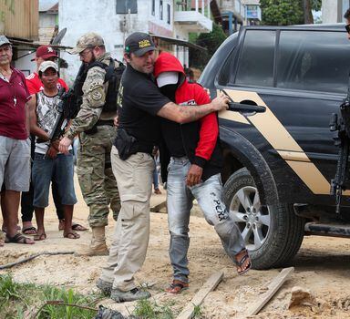 WJINDIGENISTA  ATALAIA DO NORTE  AM   15.06.2022  (((EMBARGADO E EXCLUSIVO)))   INDIGENISTA/JORNALISTA/BUSCAS    POLITICA E - Um dos suspeitos preso foi levado pela Policia Federal para indicar o local aonde está o   indigenista Bruno Araujo  Pereira e do jornalista Dom Phillips. Bruno e Dom Phillips,  estão desaparecidos na região do Vale do Javari, no extremo oeste do estado do Amazonas  desde o dia 05.06.2022. Na foto a Policia faz o embarque do animal no Porto de Atalaia do Norte.     -  FOTO WILTON JUNIOR/ ESTADÃO