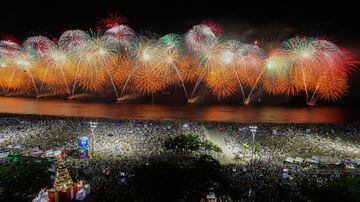 WJNOVO RJ 31/12/2021   FESTA DE  REVEILLON2021/2022/COPACABANA   OE  - Cariocas e turistas assistem a tradicional queima de fogos realizada na praia de Copacabana na zona sul do Rio de Janeiro, durante a festa de Réveillon 2021/2021.  Foto: WILTON JUNIOR / ESTADÃO
