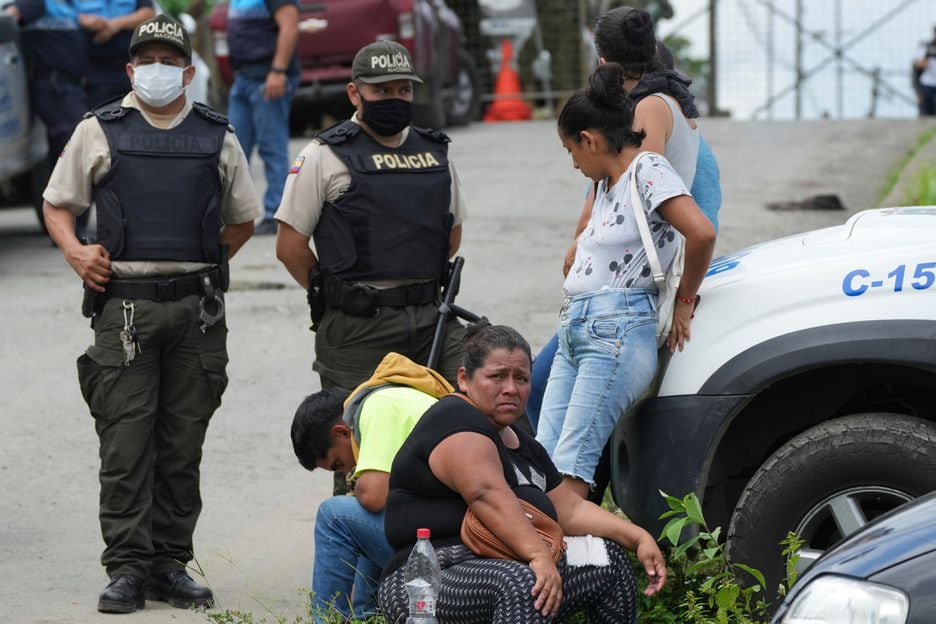 Familiares esperam por notícias do lado de fora da prisão de Bellavista, no Equador, após massacre deixar ao menos 43 mortos