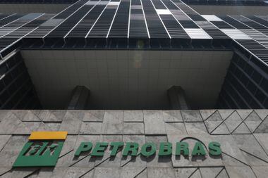 Fachada do prédio da Petrobras, na região central do Rio de Janeiro; estatal, sob o governo Lula, mudou de ideia e não quer mais vender refinarias