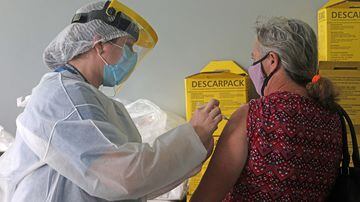 Vacina contra covid é aplicada na cidade de Botucatu;governo de SP confirma que vai aplicar 4ª dose da vacina em idosos a partir de 4 de abril. Foto: Celio Messias/Estadão - 16/05/21