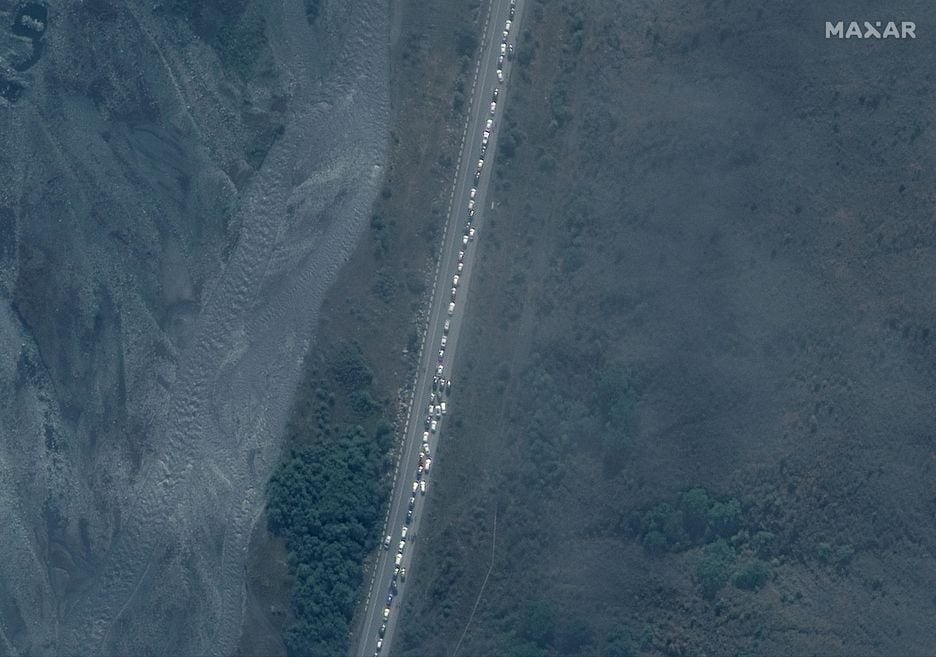 Imagem de satélite mostra fila de mais de 16 quilômetros saindo da Rússia em direção à Geórgia, onde a quantidade de homens russos tentando entrar no país aumentou 80% 