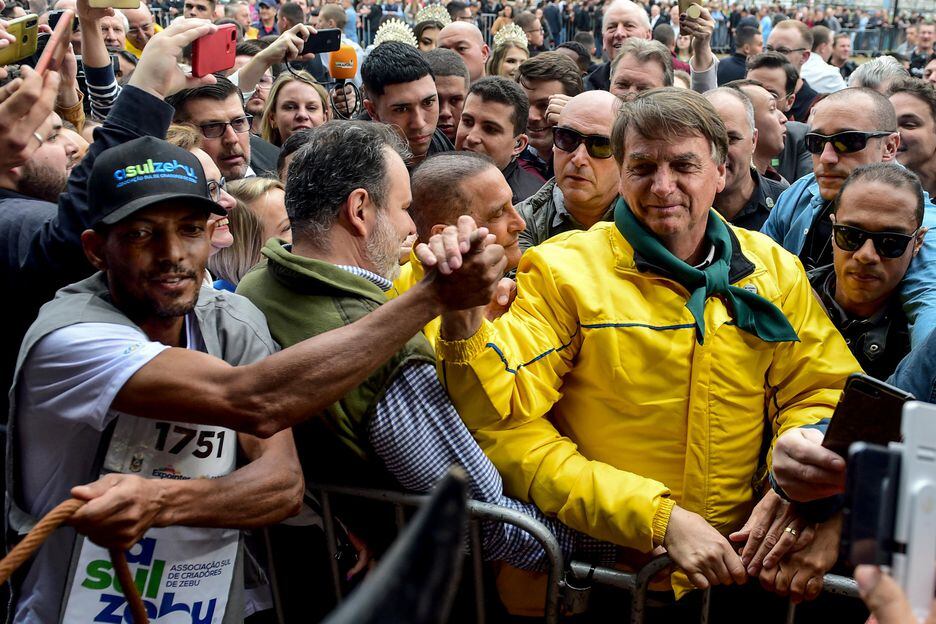 Jair Bolsonaro durante visita a feira agropecuária em Esteio (RS); presidente é o segundo colocado nas pesquisas de intenção de voto 