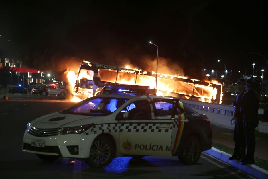 Ônibus é consumido pelo fogo perto da sede da PF no DF; balanço dos bombeiros aponta 8 veículos queimados. 