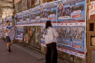 Apoiadores de Massa colocaram cartazes gerados por IA retratando-o no estilo de José de San Martín, um herói da independência argentina, em Buenos Aires.