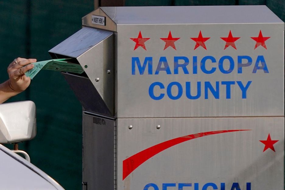 Eleitor deposita seu voto antecipadamente em uma das urnas do Condado de Maricopa, na Geórgia 