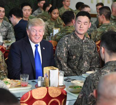 O presidente Donald Trump em uma base americana na Coreia do Sul.