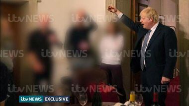 Frame de vídeo retirado da ITV News mostra o primeiro-ministro britânico levantando uma taça durante uma festa em Downing Street
