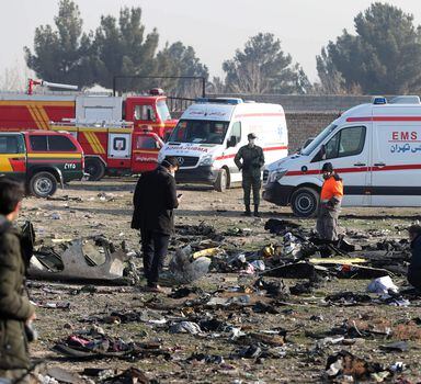 Equipes de resgate atuam em meio aos destroços do Boeing 737 que caiu em Teerã, no Irã, matando 176 pessoas a bordo