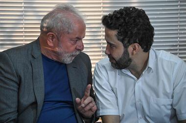 O ex-presidente Lula e o deputado André Janones; anúncio de apoio do Avante foi feito no novo QG petista