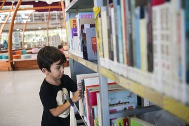 Davi, de 6 anos, na Biblioteca Parque Villa-Lobos: livros ao alcance de todos