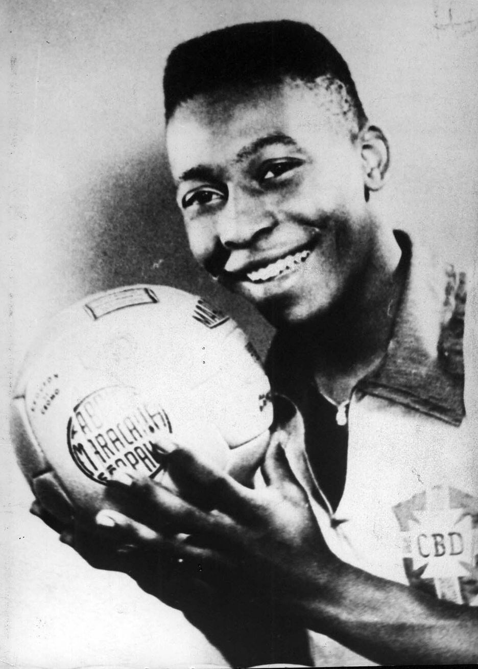 Pelé posa com uma bola em seu primeiro ano de seleção brasileira: primeira convocação foi aos 17 anos. 01/10/1958