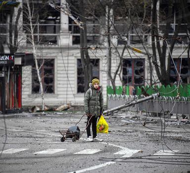 Adolescente ucraniano caminha pelas ruas de Mariupol
