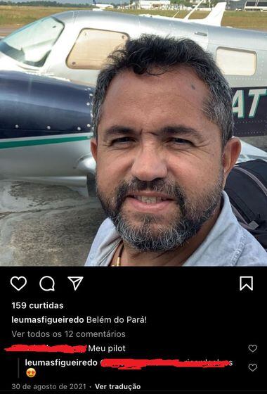 Piloto Leumas Rendder Campos Figueiredo posa em frente ao avião de Juscelino Filho.