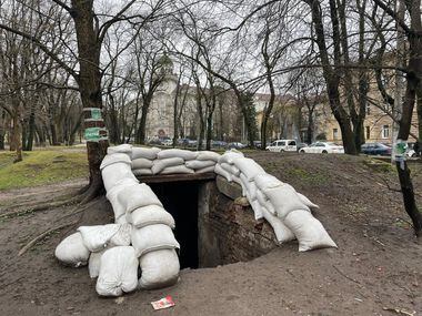 Entrada de bunker no subterrâneo de Zaporizhzhia, na Ucrânia, onde está a equipe de Saviano