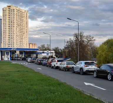 Kyiv (Ukraine), 28/04/2022.- Cars stand in a line to the gas station due to lack of fuel in the region amid Russia invasion, in Kyiv (Kiev), 28 April 2022. Russian troops entered Ukraine on 24 February resulting in fighting and destruction in the country and triggering a series of severe economic sanctions on Russia by Western countries. (Rusia, Ucrania) EFE/EPA/OLEG PETRASYUK