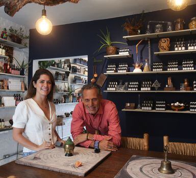 Larissa Pessoa e Rodrigo Lanhoso, fundadores dessa marca AhoAloe, de produtos naturais, que acaba de abrir loja em Pinheiros.